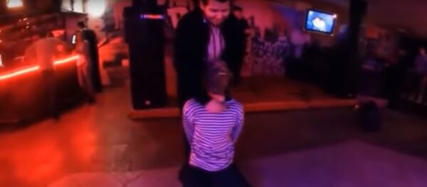 キエフのパーティでSu-24のロシア人パイロットの処刑を脚色上演 キエフのパーティでSu-24のロシア人パイロットの処刑を脚色上演 - Sputnik 日本