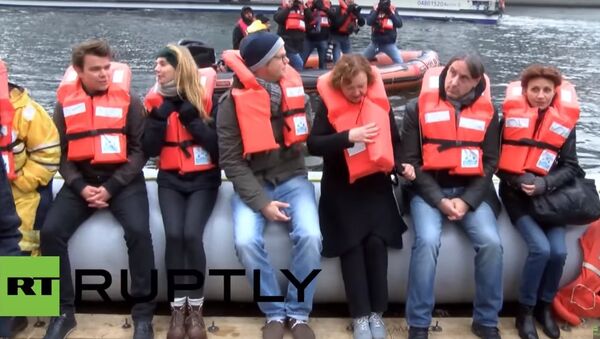 Germany: Berliners cram into an original refugee boat - Sputnik 日本