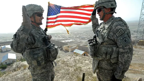 U.S. Air Force Lt. Col. Andy Veres, left, Provincial Reconstruction Team Zabul commander, re-enlists Master Sgt. James Sandifer, Forward Operating Base Smart mayor, on top of Alexander's castle in Qalat City, Afghanistan, July 7 - Sputnik 日本