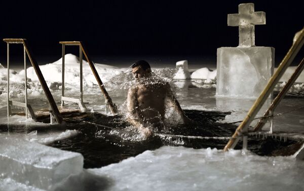18日から19日にかけての深夜　200万のロシア人が厳寒の中　冷水浴 - Sputnik 日本