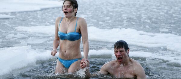 18日から19日にかけての深夜 200万のロシア人が厳寒の中 冷水浴 18日から19日にかけての深夜 200万のロシア人が厳寒の中 冷水浴 - Sputnik 日本