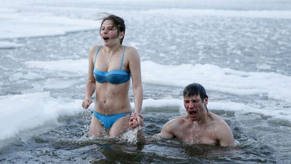 18日から19日にかけての深夜　200万のロシア人が厳寒の中　冷水浴 - Sputnik 日本