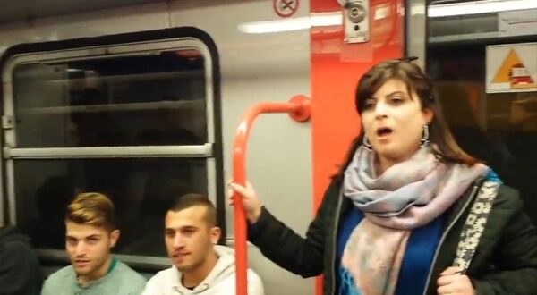 ミラノ・スカラ座歌劇場の歌手達　地下鉄内で歌う - Sputnik 日本