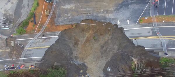 無人機、米国の道路の一部を呑み込んだ巨大な穴を撮影 無人機、米国の道路の一部を呑み込んだ巨大な穴を撮影 - Sputnik 日本