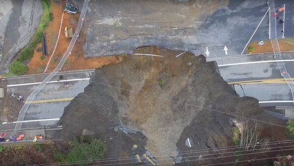無人機、米国の道路の一部を呑み込んだ巨大な穴を撮影 - Sputnik 日本