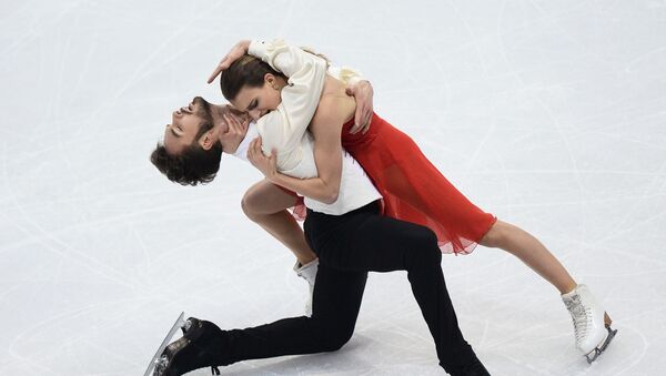 Габриэлла Пападакис и Гийом Сизерон из Франции во время выступления в короткой программе танцев на льду на чемпионате Европы по фигурному катанию в Братиславе - Sputnik 日本