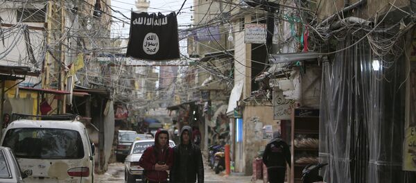 Youth walk under an Islamic State flag in Ain al-Hilweh Palestinian refugee camp, near the port-city of Sidon, southern Lebanon January 19, 2016 Youth walk under an Islamic State flag in Ain al-Hilweh Palestinian refugee camp, near the port-city of Sidon, southern Lebanon January 19, 2016 - Sputnik 日本