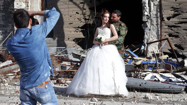 シリアの恋人達　破壊された町で結婚祝いの写真撮影 - Sputnik 日本