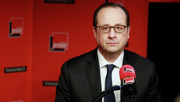 French President Francois Hollande prepares to answer journalists during a live interview at the France Inter radio station studios in Paris - Sputnik 日本