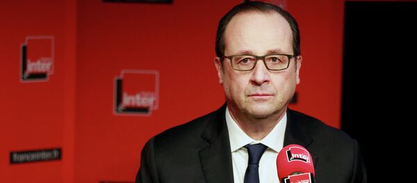 French President Francois Hollande prepares to answer journalists during a live interview at the France Inter radio station studios in Paris French President Francois Hollande prepares to answer journalists during a live interview at the France Inter radio station studios in Paris - Sputnik 日本
