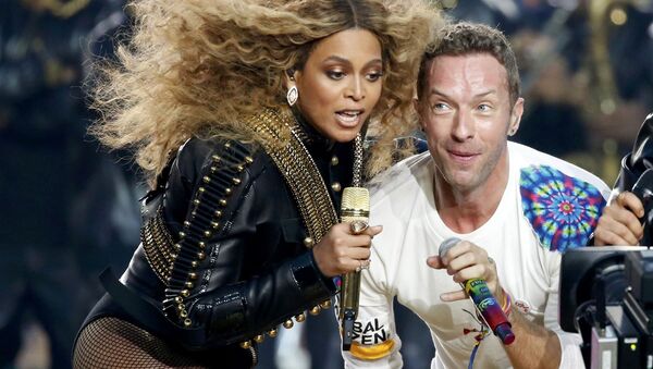 Певица Бейонсе и певец Крис Мартин из группы Coldplay выступают во время перерыва Суперкубка в Калифорнии - Sputnik 日本
