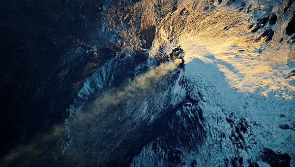 欧州最大の活火山として名高いエトナ火山が再び溶岩を噴き出す - Sputnik 日本