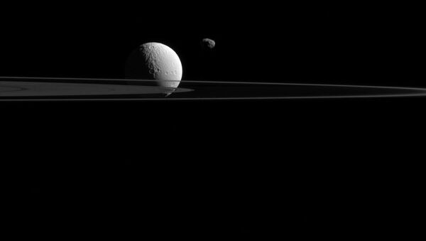 宇宙ぎょうざ　土星の月の新たな画像がSNSを魅了　【写真】 - Sputnik 日本
