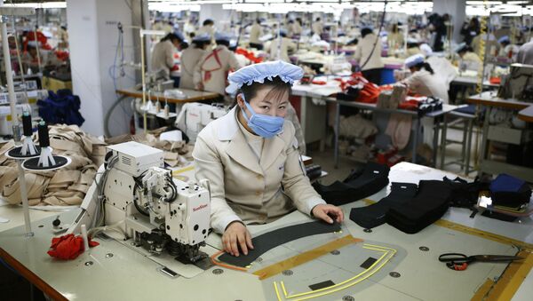 Северокорейский работник на фабрике в Индустриальной зоне Кэсон - Sputnik 日本