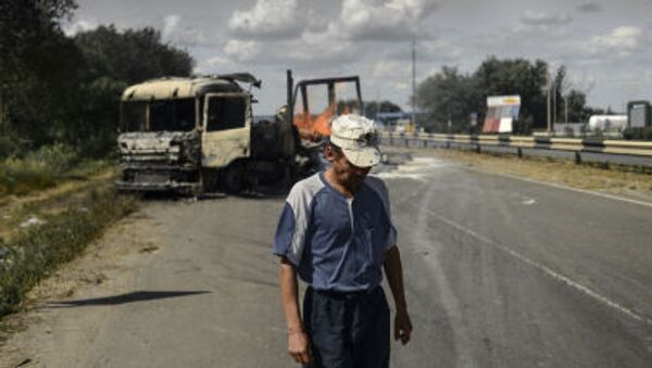 ルガンスク郊外メタリスト居住区。砲撃で燃え落ちたトラックの側にたたずむ男性 - Sputnik 日本