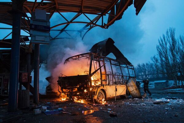 ドネツク市バス・ステーション。砲撃で破壊されたバス - Sputnik 日本