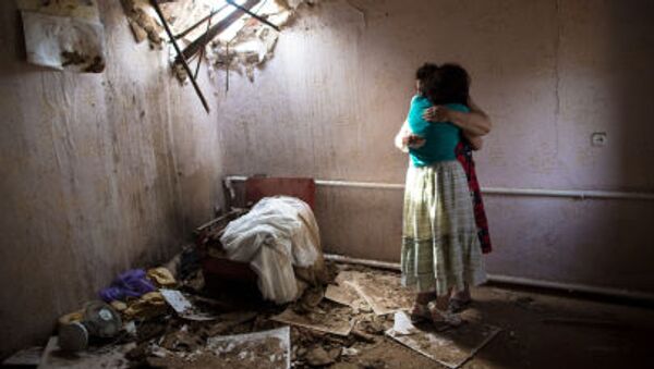 スラヴャンスク郊外、ウクライナ軍の夜間砲撃で壊れた家のなかにいる女性たち - Sputnik 日本