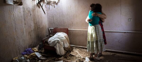 スラヴャンスク郊外、ウクライナ軍の夜間砲撃で壊れた家のなかにいる女性たち スラヴャンスク郊外、ウクライナ軍の夜間砲撃で壊れた家のなかにいる女性たち - Sputnik 日本