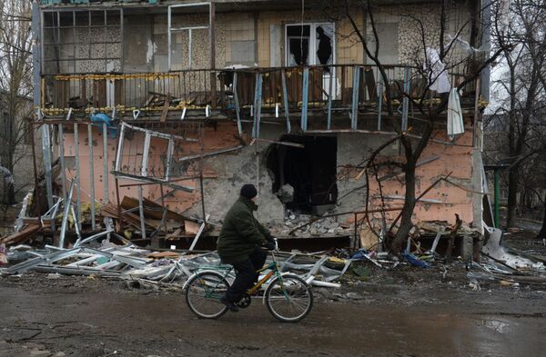 デバリツェヴォの住民、砲撃で破壊された家の脇を自転車で通り過ぎる - Sputnik 日本