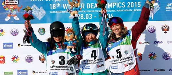 中央がハーフパイプの女王、花島選手。左が銀メダルの大川選手 中央がハーフパイプの女王、花島選手。左が銀メダルの大川選手 - Sputnik 日本