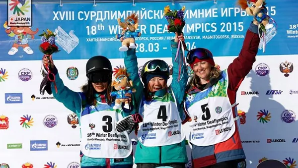 中央がハーフパイプの女王、花島選手。左が銀メダルの大川選手 - Sputnik 日本