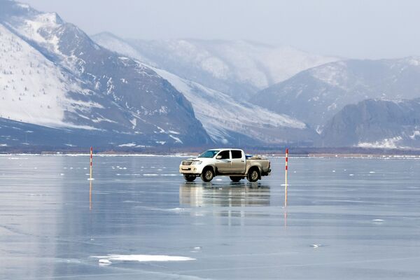 バイカル湖の氷上、オリホン島に向かう車 - Sputnik 日本