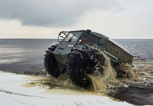 ロシアの水陸両用万能車「シェルプ」。技師アレクセイ・ガラガシヤンの開発したロシアの万能車「シェルプ」が英BBCの番組「トップギア」製作陣に好意的に受け止められている。「超小型の戦車もしくは非常に小型のオフロードバギーと思ってほしい。非常に難しい条件で稼働し、ほかのいかなる輸送手段でも行けない場所に届けてくれる」と同サイト。 - Sputnik 日本