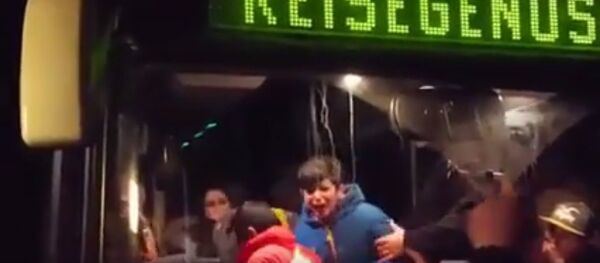 怒れるドイツ人の群衆が難民バスを襲撃 怒れるドイツ人の群衆が難民バスを襲撃 - Sputnik 日本