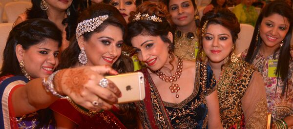 インド、女の子に携帯電話の使用禁止令 - Sputnik 日本