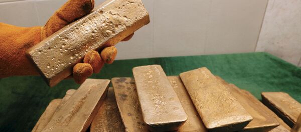 中国人の女が金の延べ棒をテープで足に巻き付けてアムール州から持ち出そうとする - Sputnik 日本