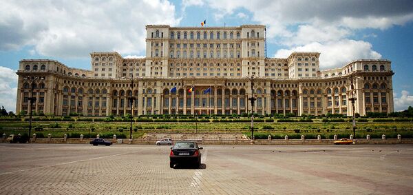 ルーマニア議会宮殿―ルーマニア首都ブカレストの有名な記念碑的建築。ルーマニア社会主義共和国時代に建設。世界最大の国会議事堂（35万平方メートルの面積と255万立方メートルの体積を誇る）にして、世界で最も重い行政建築と考えられている。 - Sputnik 日本