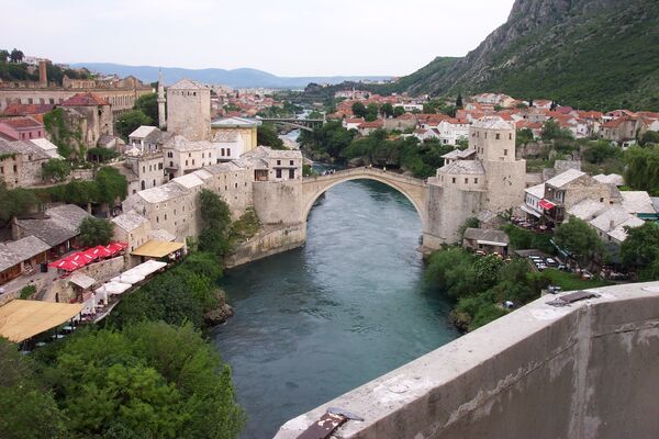 旧橋―ボスニア・ヘルツェゴビナのモスタル市、ネレトバ川に架かる歩道橋。1993年クロアチアの戦闘機に完全に破壊された古代の橋の現代的なコピー。モスタルの建築シンボル。ユネスコの世界遺産に登録されている。 - Sputnik 日本