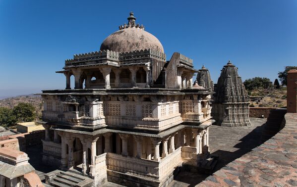 インドのクンバルガル要塞―ラジャスタン州の中心部、アラヴァリ山中（海抜1100メートル）にある15世紀の要塞。壁の全長は 36㎞、見張り台700、敷地内の寺院数360。 - Sputnik 日本