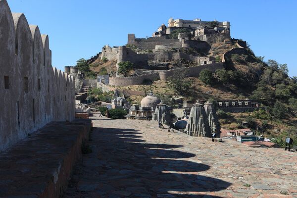 インドのクンバルガル要塞―ラジャスタン州の中心部、アラヴァリ山中（海抜1100メートル）にある15世紀の要塞。壁の全長は 36㎞、見張り台700、敷地内の寺院数360。 - Sputnik 日本