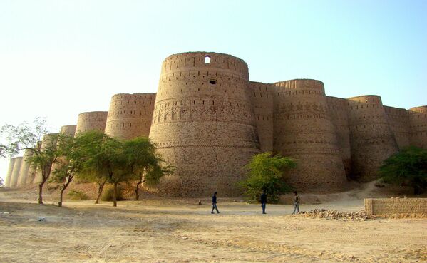 パキスタンのデラワー要塞―タール砂漠にある、周囲1500メートルの正方形型要塞。壁の高さは30メートルに達する。 - Sputnik 日本