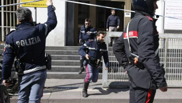 ミラノの裁判所の前イタリアの警察 - Sputnik 日本