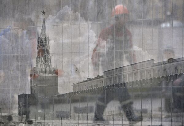 モスクワのクレムリンでの修復作業。透明の壁の近くを歩く作業員。 - Sputnik 日本
