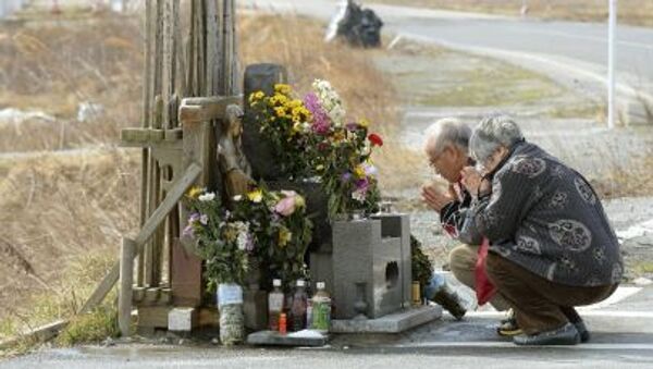 Люди молятся за погибших во время землетрясения и цунами в Японии в 2011 году  - Sputnik 日本