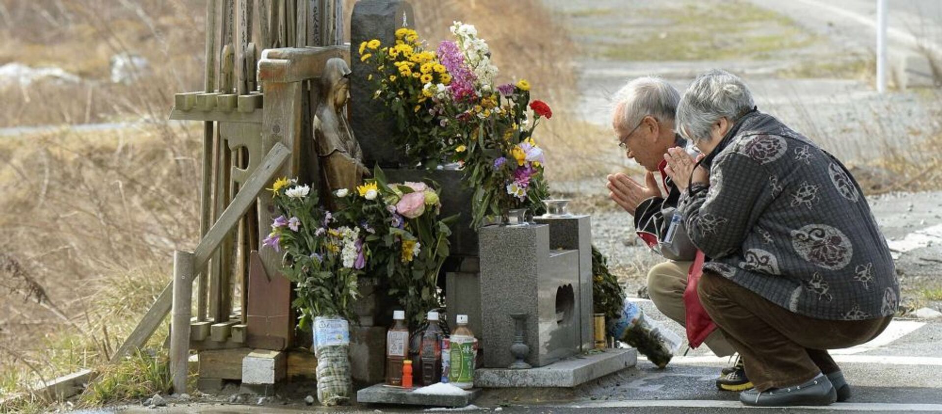 Люди молятся за погибших во время землетрясения и цунами в Японии в 2011 году  - Sputnik 日本, 1920, 29.11.2020