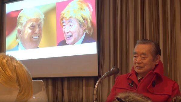 Японский изобретатель Есиро Накамацу на презентации самозащитного парика для Дональда Трампа - Sputnik 日本