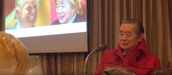 Японский изобретатель Есиро Накамацу на презентации самозащитного парика для Дональда Трампа Японский изобретатель Есиро Накамацу на презентации самозащитного парика для Дональда Трампа - Sputnik 日本