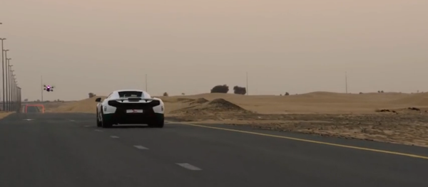 ドローンがマクラーレンを追い抜く - Sputnik 日本