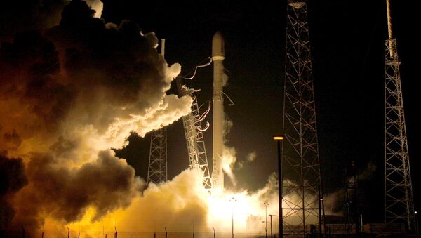 A remodeled version of the SpaceX Falcon 9 rocket lifts off at the Cape Canaveral Air Force Station on the launcher’s first mission since a June failure in Cape Canaveral, Florida, December 21, 2015 - Sputnik 日本