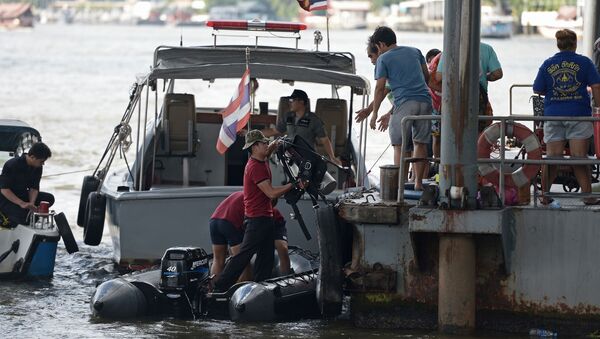 Спасатели грузят водолазное снаряжение недалеко от места взрыва в Бангкоке - Sputnik 日本