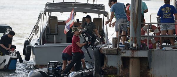 Спасатели грузят водолазное снаряжение недалеко от места взрыва в Бангкоке - Sputnik 日本