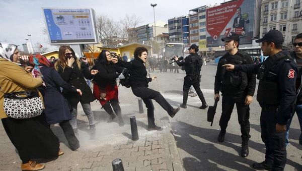 イスタンブール、国際婦人デーを前に女性活動家らに警察がゴム弾 - Sputnik 日本