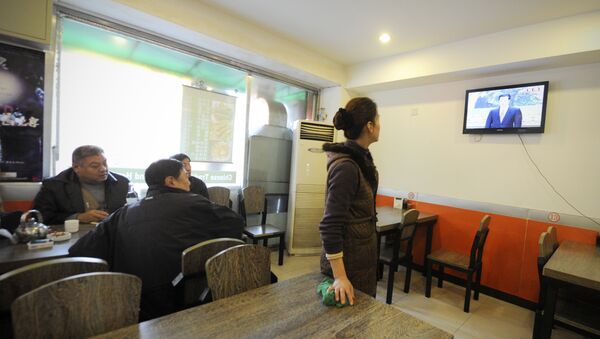 Chinese people watch a live TV at a restaurant - Sputnik 日本