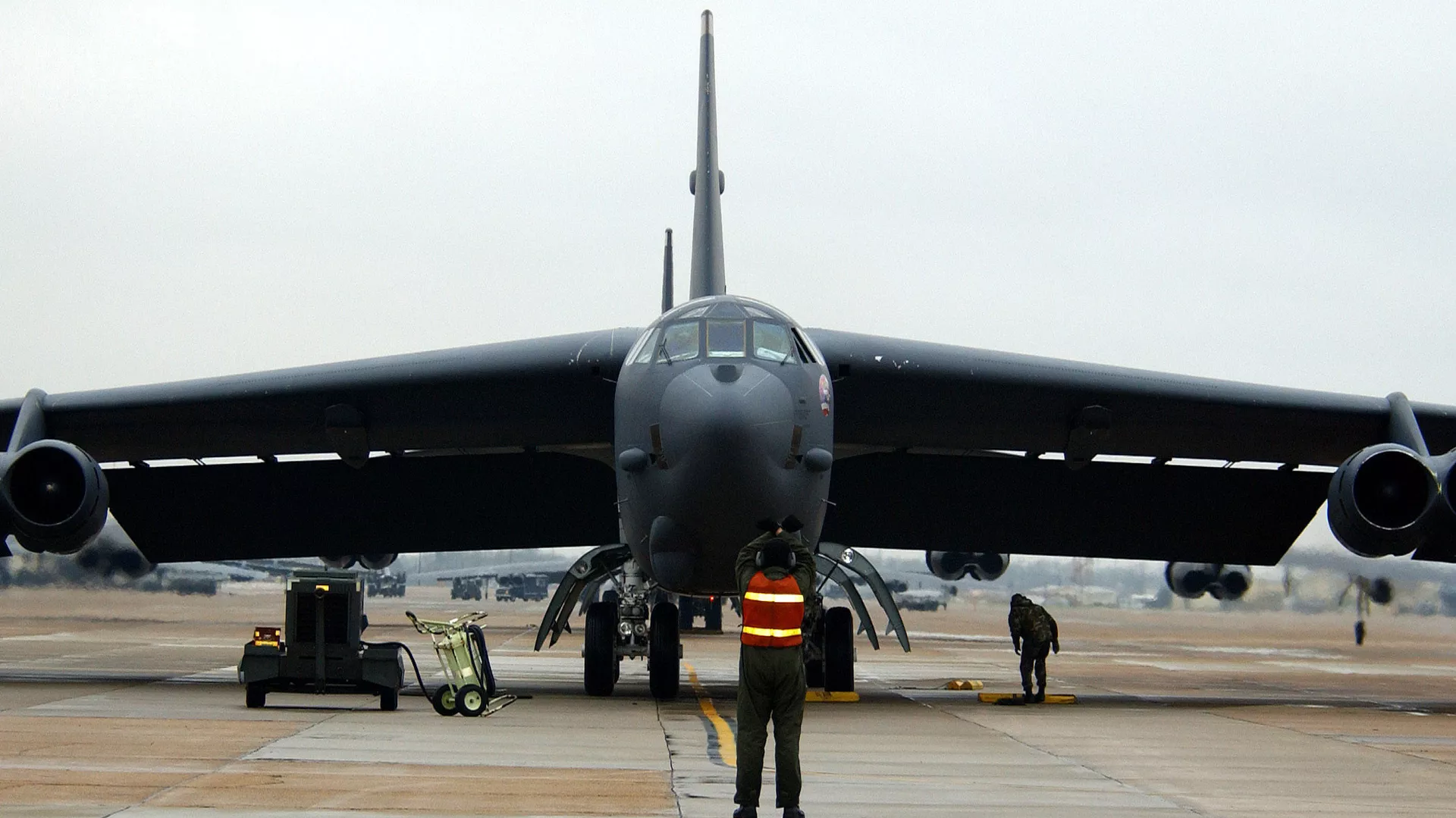 B52戦略爆撃機が日本海で空自との合同軍事演習に参加