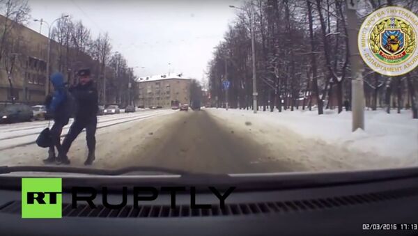 ベラルーシで警官が車にひかれそうになった小学生の身代わりになる - Sputnik 日本