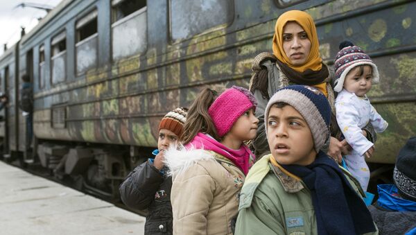 Ближневосточная беженка с детьми на греческо-македонской границе - Sputnik 日本